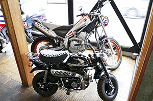 ▲手前:モンキーリミテッドブラック。奥:トリッカー。"
