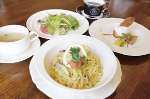 ▲セットはスープ、サラダ、デザート、コーヒー付き。
