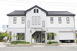 ▲飯坂街道沿い、西道路から降りてすぐ。