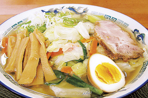▲人気No.1の野菜塩らーめん(税込702円)。