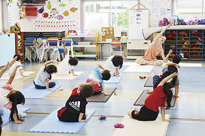 ▲みその幼稚園の園児もヨガに夢中♪