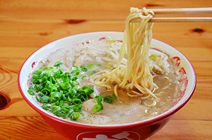 ▲スープが染み込む低加水麺の広島ラーメン。